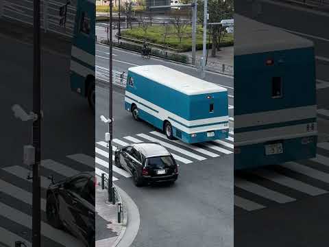 警察　警察車両　あまりのデカさに振り返る通行人警察　パトカー　#policeman #police #警察官 #警察24時 #shortvideo #japan かっこいい#緊急出動#警察車両