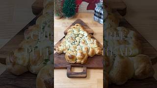 Christmas tree pull apart bread! The perfect holiday appetizer! #christmasfood #holidayfood