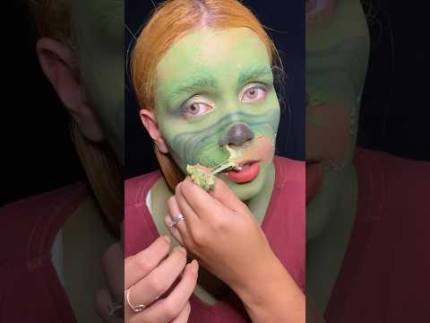 Retirando a maquiagem de grinch 💚 #makeup #maquiagem #foryou