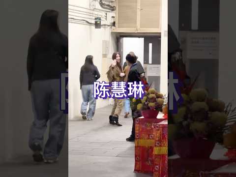 陈慧琳也来红馆支持好友刘德华 ，你们还记得两个人合唱的那首《我不够爱你》吗？