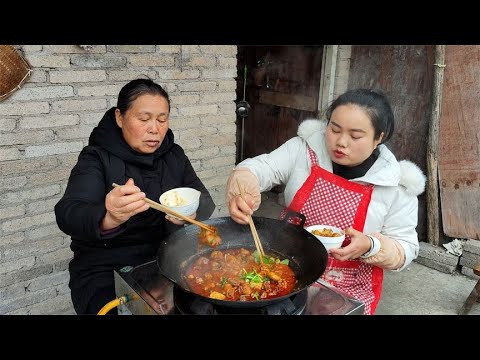 辣子鸡煮贵州酸汤豆腐，配上新鲜薄荷叶，香辣下饭【梅子美食】