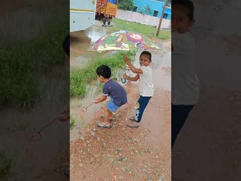 catching 🐟 in rain with sister#sei #rain #catchingfish #ranakalathulaiyumorukulunga #funinrain #fish