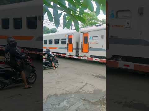 #shortvideo #keretaindonesia #shortsvideo #railfans #indonesianrailways #train #kai #shortsfeed