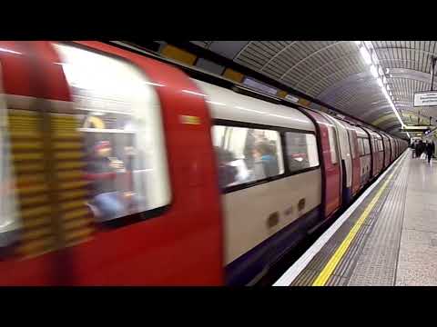 London Underground - Jubilee Line 1996 stock 960??/96015 departing Baker Street station (1/12/22)