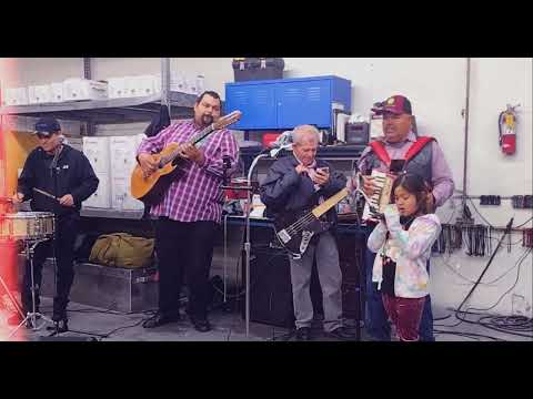 Está Niña 🤩 Miró Al Grupo Y Le Dieron Ganas De Cantar Y Miren Que Bonito 🤩 Cantó