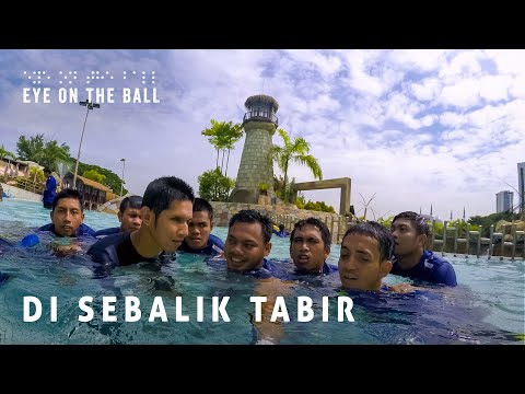 Di Sebalik Tabir: Ketika tidak bertanding, pemain bola sepak berehat berkumpulan di taman tema air.