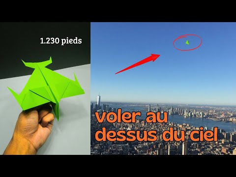 avion en papier volant au-dessus du ciel à 1.230 pieds