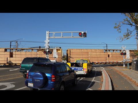 UP 662 Florin Flyer Local & SACRT Light Rail | Routier Rd. Railroad Crossing, Rancho Cordova CA