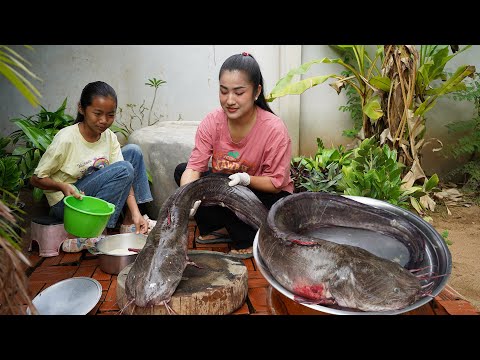 Mother and daughter cooking: Yummy big catfish cooking - Big catfish recipe