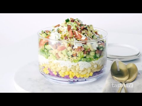 Christmas table must-have: festive layered pasta salad!