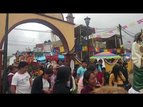 San Andrés al terminar la procesión entra al Atrio de La Iglesia con los Santos y los Danzantes