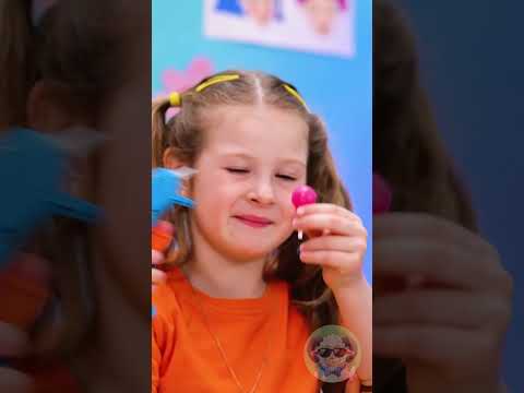 Making a cool candy bracelet 😋 #yummy #lollipop #candy #sweets #parenting #diy #jewellery