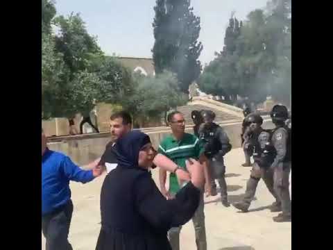 #Palestine || Watch how Israeli soldiers assaulted worshippers after Friday prayer in Al Aqsa Mosque