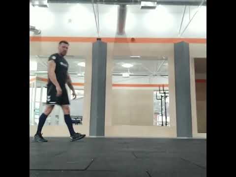 CrossFit training. Тренировка ходьба на руках