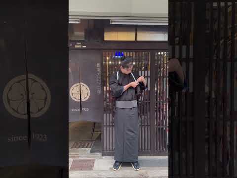 This video has over 3 million views.👀#tasukigake #kimono #kyoto #inouegofuku #たすき掛け #着物 #井上呉服店