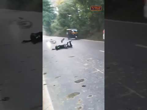 अगर biker ने helmet ना पहना होता तो क्या होता  #shorts #ytshorts #roadsafety