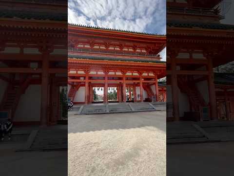 京都の平安神宮の広場を見渡すHeianjingu in Kyoto