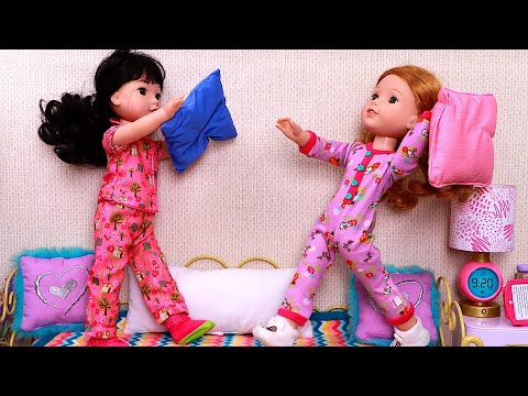 Pillow Fight! Play Dolls family stories