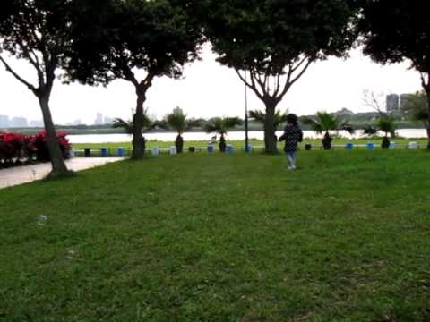 小語河濱公園追泡泡.MOV