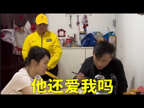 妻子加班送外卖回家晚了，一家人吃饭没有等她，老婆拖着疲惫的身子看见桌子上的剩菜剩饭，当时脸色一下变了，没想到丈夫知道妻子辛苦，早就给她留好了饭菜，这样的老公，值得爱他一辈子，真的嫁对了