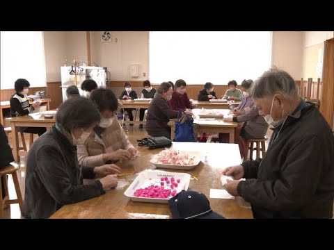 「大館アメッコ市」会場彩る“あめ”　住民が和気あいあいと個包装　2月に向け準備始まる　秋田・大館市 (24/12/09 19:00)