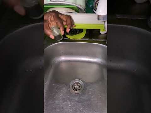 HOW TO CARE FOR OUR KITCHEN SINKS @ HOME. #youtubeshorts #ijebugirl’skitchen