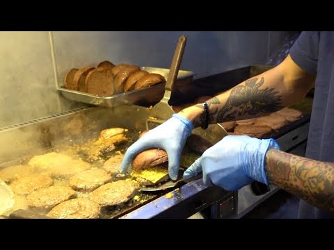 Famous Burger Food Truck In Taiwan - 排隊才吃得到的漢堡餐車,巧克熊環島餐車 / Taiwanese Street Food