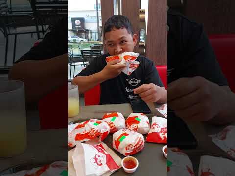 Crunchy Chicken Sandwich Review: Jollibee's Newest Taste Sensation Unveiled!