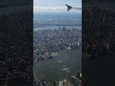 Approaching to La Guardia Airport along Manhattan