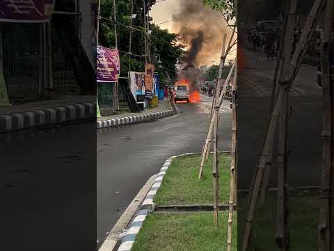 Burning car during pujo pandal hopping in Kolkata 🔥 #youtubeshorts #shorts #viral  #car #durgapujo