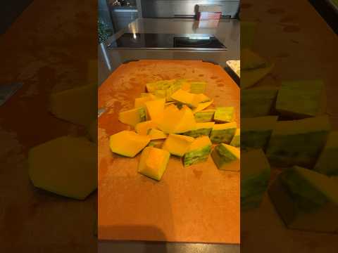 ASMR💥PEELING & CUTTING PUMPKIN #peeling #cuttingsounds #cuttingskills #shorts