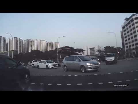 6-vehicle Tampines accident full footage from dashcam.mp4