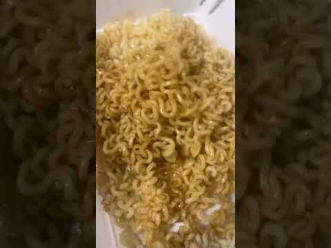 HOT & SPICY PANCIT CANTON #luckyme #meryenda #pinoynoodles #yummy #foodie #shorts #viral #fyp