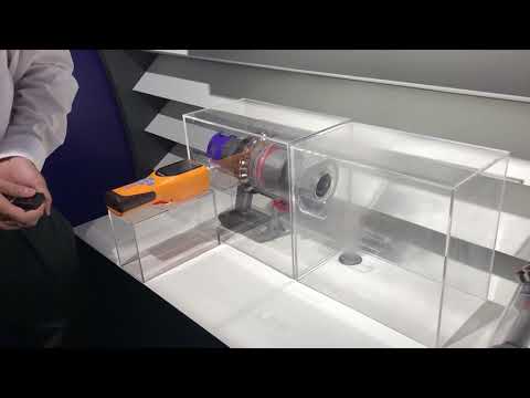 Dyson V10吸塵器示範髒污空氣透過過濾系統排出乾淨空氣