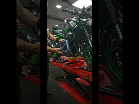 Kawasaki Z900 Crazy Iron engine guard installation #z900 #kawasaki