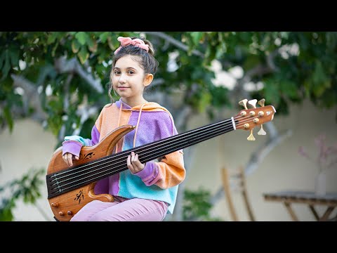 Ellen Alaverdyan (11yo) - Fretless Bass - "Quantum Science" by Yousician