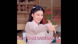 Yeji dancing cake with one of jyp edm recipients yuna #yeji #jyp #itzy