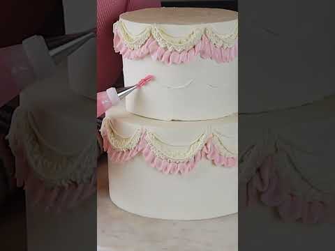 Piping a Vintage Style Cake💖#shorts