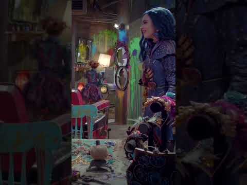 Descendants 2 - Mal & Evie visit Drizella's daughter - Sofia Carson, Dove Cameron #descendants2