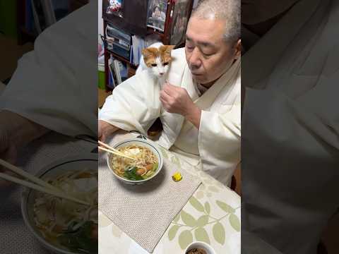 住職の朝ごはん。月見うどん(ソーセージ付き)