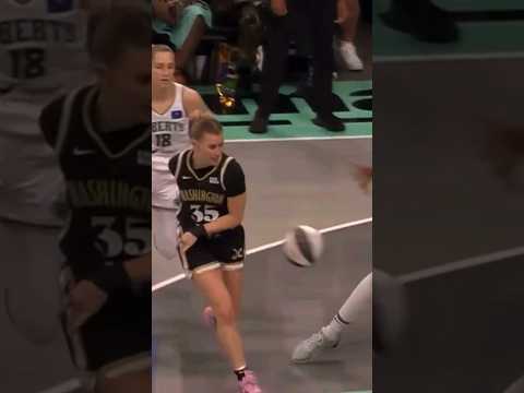 Julie Vanloo Insane No Look Pass!