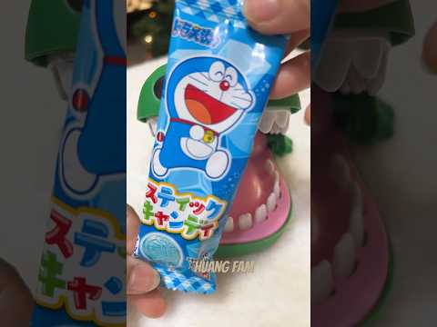 HUNGRY CROCODILE EATS  BLUE LOLLIPOP CANDY