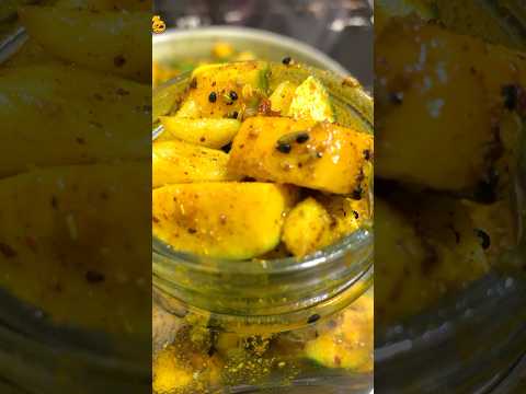 One bite Mango Pickle - چٹپٹا آم کا اچار #acharrecipe #rawmango #kerikaachar #pakistaniachar #shorts