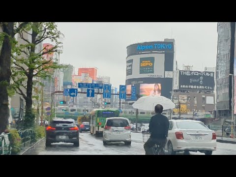 土曜雨新宿車内