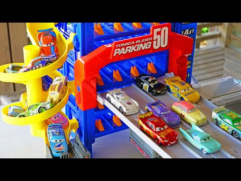 100 Tomica & Disney Cars ☆ I played in the 5-story parking lot that automatically departs ♪