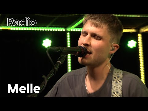 Melle - 'Living Like That' & 'Old Summers' Live at 3FM (VoorAan)