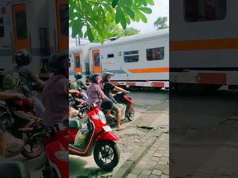 #kereta #shortvideo #railfans #keretaindonesia #keretaapi #shortsvideo #train #sepur #shorts #short