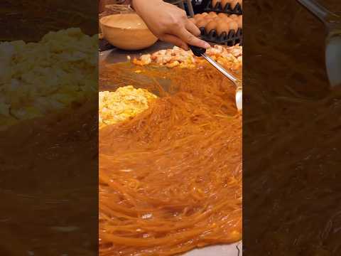 Amazing giant iron plate shrimp pad thai - Thai street food