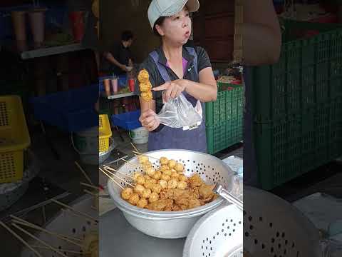 布袋漁港，魚市外超有名陳姊妹魚丸，香蒜帶勁，每一口都是美味~