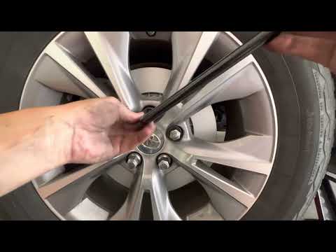 How to tighten the Lugnuts on a car tire correctly